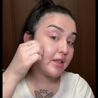 Fond de ten automat care se adaptează oricărui tip de piele – aspect impecabil, fără efect de mască